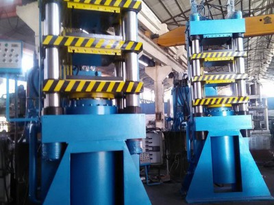 松锻液压机械厂 专业生产四柱液压机