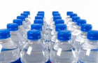 喝瓶装水的正确姿势，你可能已经吞了很多塑料颗粒